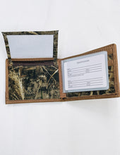 Load image into Gallery viewer, Men's Realtree Passcase Concho Wallet