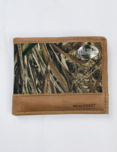 Load image into Gallery viewer, Men's Realtree Passcase Concho Wallet
